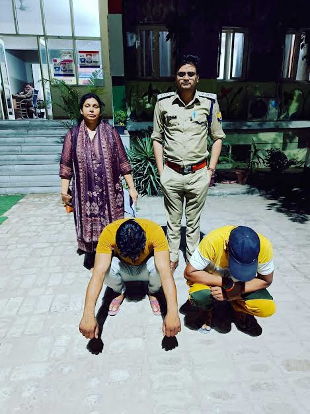 अधिक दाम पर शराब की बिक्री करने वाले दो विक्रेता गिरफ्तार